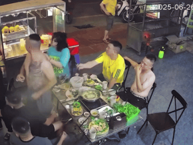 Người dân kể thời điểm tài xế say xỉn đâm hàng loạt xe trên phố