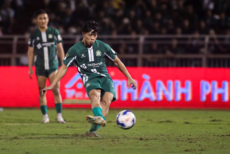 Công Phượng đấu trí Bùi Tiến Dũng trên chấm 11m, cú sút đá bay 10 tỷ đồng