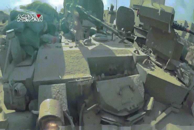 Giây phút tay súng Hamas áp sát, thả đầu nổ phá hủy thiết giáp Israel