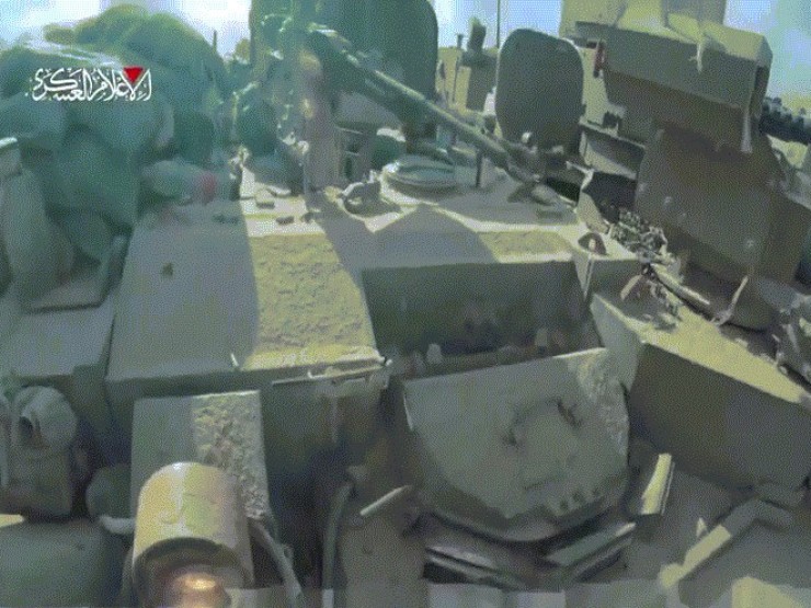 Giây phút tay súng Hamas áp sát, thả đầu nổ phá hủy thiết giáp Israel