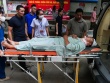 Thí sinh nằm trên cáng để làm bài thi tốt nghiệp THPT Quốc Gia