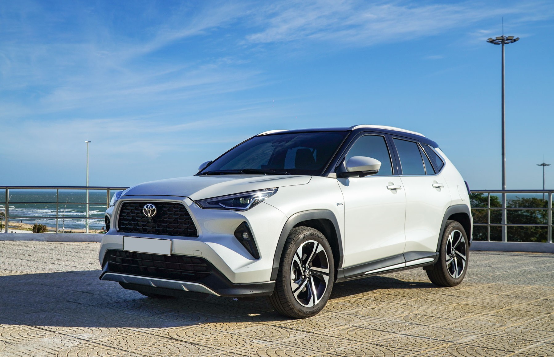 Toyota triệu hồi gần 1.500 xe Yaris Cross hybrid vì lỗi kính nóc - 1