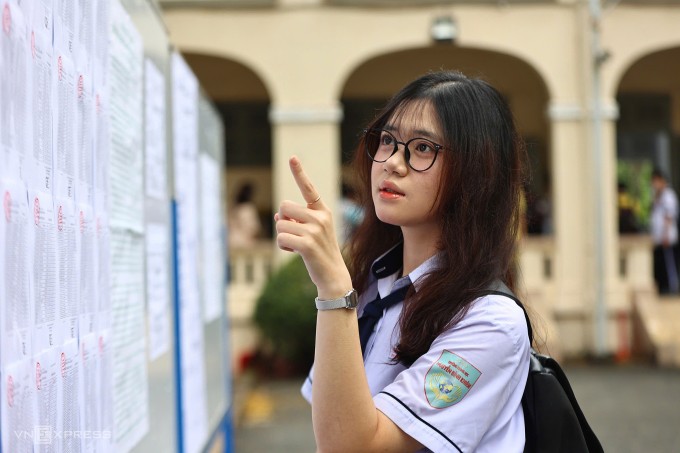 Thí sinh làm thủ tục thi tốt nghiệp THPT tại trường THPT chuyên Lê Hồng Phong, TP HCM, chiều 25/6. Ảnh: Quỳnh Trần