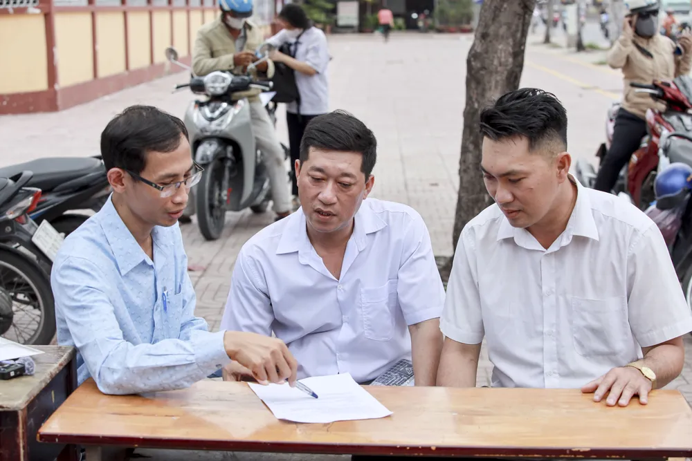 Từ trái qua, thầy Lưu Văn Hóa đang dặn dò anh Trần Tiến Phước và anh Bùi Thanh Nhanh, hai sĩ tử ở tuổi 40 tham gia kỳ thi tốt nghiệp THPT 2025.