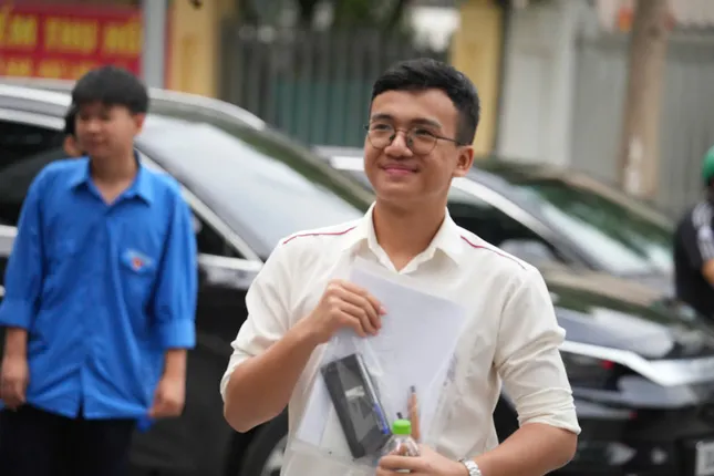 Thí sinh bước vào ngày thi thứ hai: Thực hiện loạt môn thi theo chương trình mới - 4