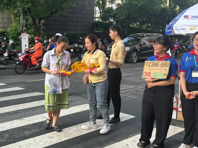 Thí sinh bước vào ngày thi thứ hai: Thực hiện loạt môn thi theo chương trình mới - 14