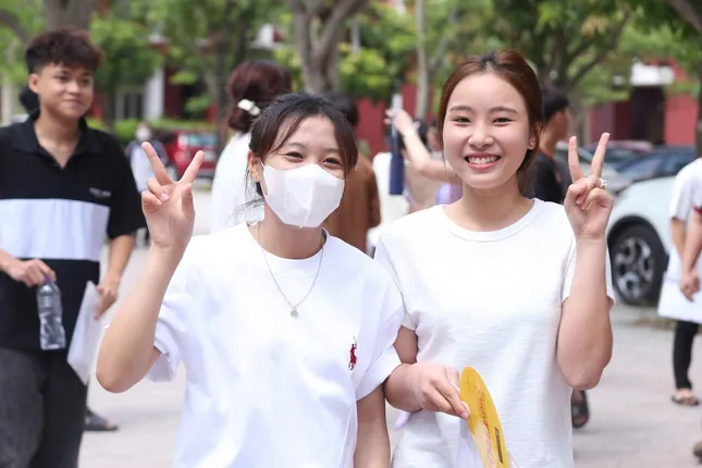 Thí sinh bước vào ngày thi thứ hai: Thực hiện loạt môn thi theo chương trình mới - 11