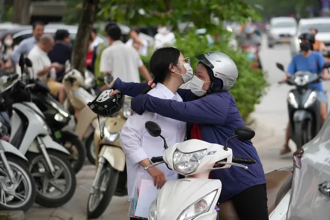 Thí sinh bước vào ngày thi thứ hai: Thực hiện loạt môn thi theo chương trình mới - 6