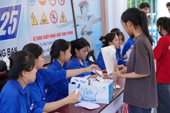 Thí sinh bước vào ngày thi thứ hai: Thực hiện loạt môn thi theo chương trình mới - 13