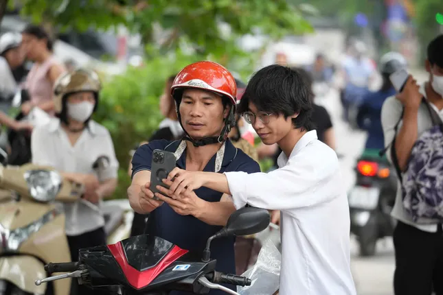 Thí sinh bước vào ngày thi thứ hai: Thực hiện loạt môn thi theo chương trình mới - 7