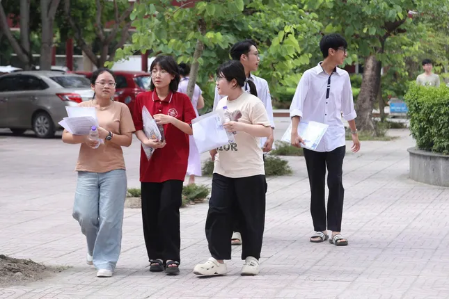 Thí sinh bước vào ngày thi thứ hai: Thực hiện loạt môn thi theo chương trình mới - 12