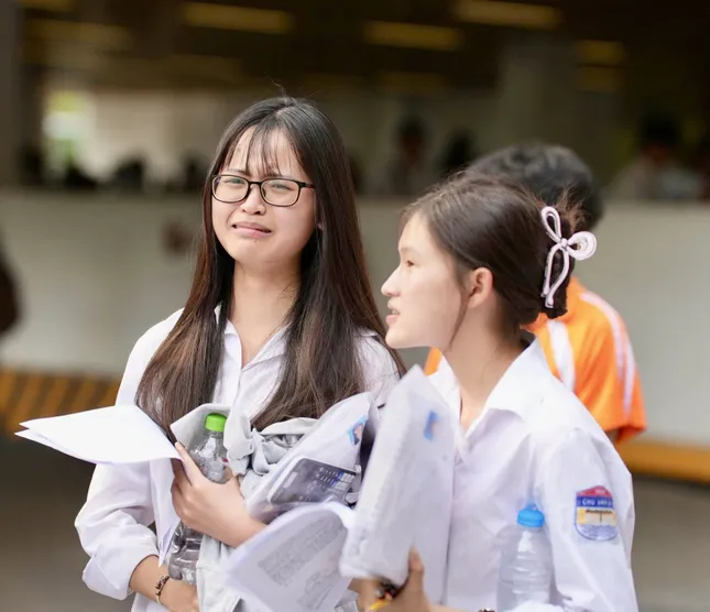 Thí sinh bước vào ngày thi thứ hai: Thực hiện loạt môn thi theo chương trình mới - 21