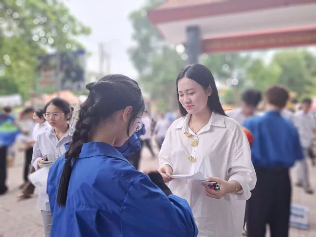Thí sinh bước vào ngày thi thứ hai: Thực hiện loạt môn thi theo chương trình mới - 18