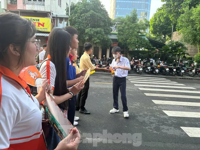 Thí sinh bước vào ngày thi thứ hai: Thực hiện loạt môn thi theo chương trình mới - 15