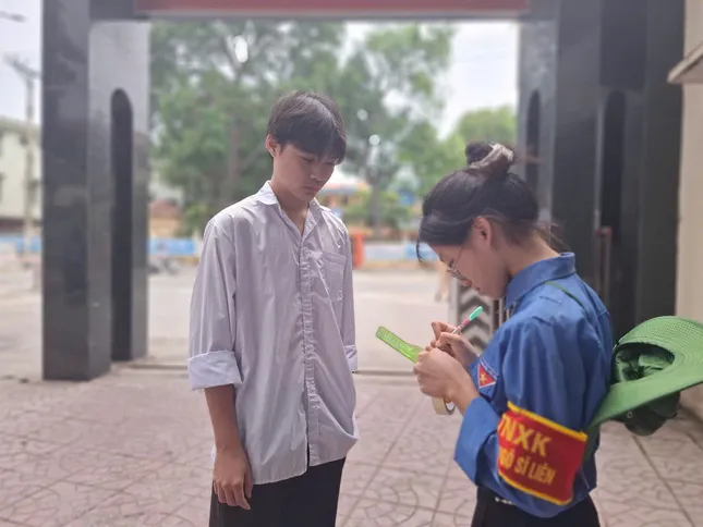 Thí sinh bước vào ngày thi thứ hai: Thực hiện loạt môn thi theo chương trình mới - 20