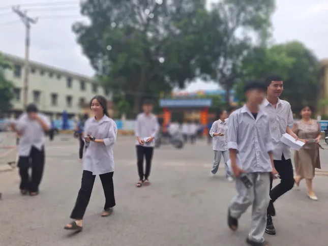 Thí sinh bước vào ngày thi thứ hai: Thực hiện loạt môn thi theo chương trình mới - 17