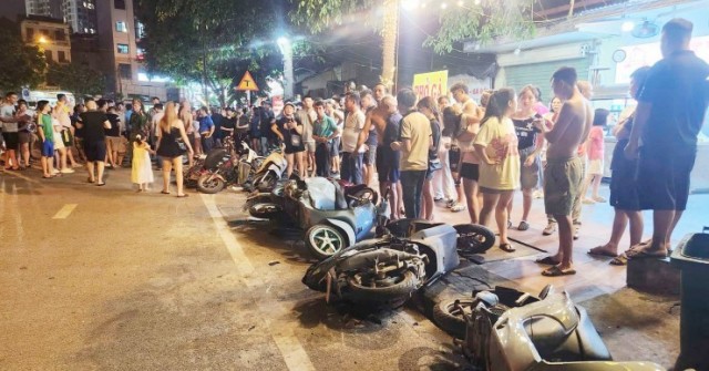 Ô tô mất lái húc văng người dân, xe máy nằm la ...