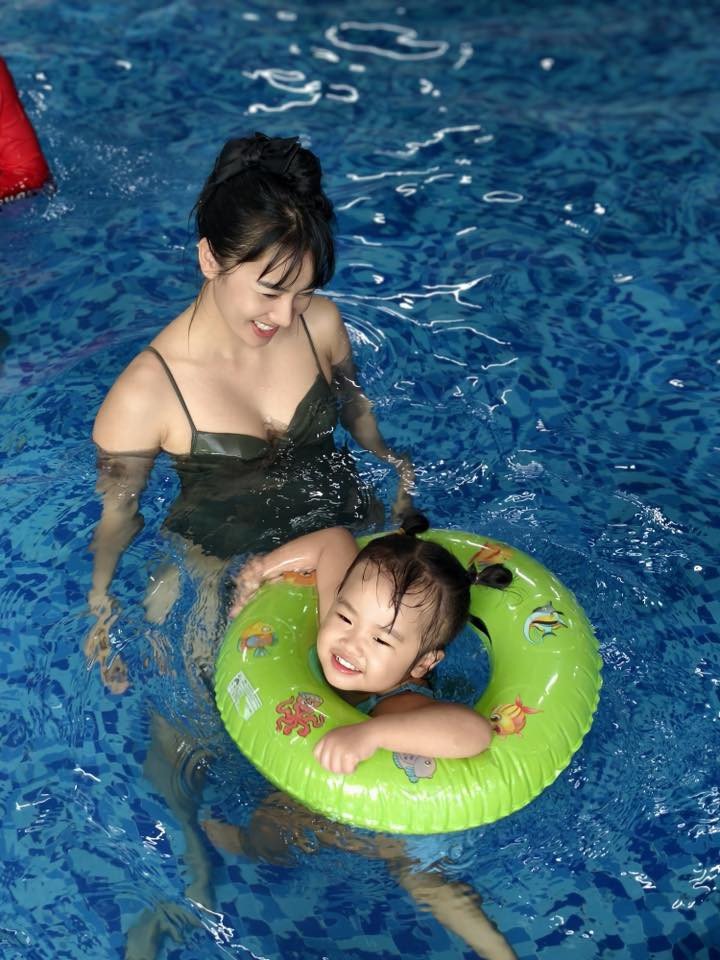 Cuộc sống hiện tại của Phạm Lịch bình yên, chỉ xoay quanh công việc và gia đình. Cùng làm việc trong showbiz, hai vợ chồng dễ dàng chia sẻ, thấu hiểu nhau. Niềm vui của nữ vũ công là chứng kiến con khôn lớn từng ngày.&nbsp;