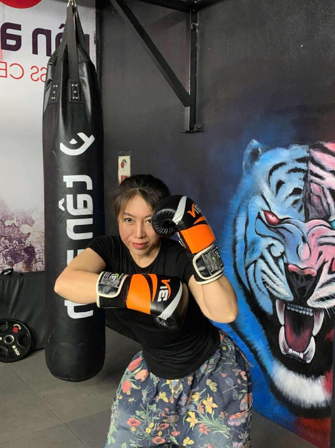 Việc tập luyện chăm chỉ không chỉ giúp mẹ Tuyết Anh cải thiện cân nặng mà còn củng cố sức khỏe, thấy cơ thể tràn đầy năng lượng, tinh thần vui vẻ.