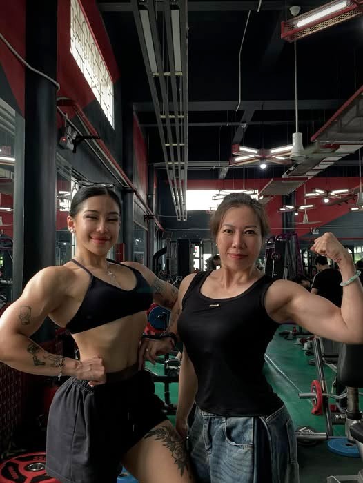 Tuyết Anh và mẹ - cô Nguyễn Thị Thúy Ngân, 50 tuổi, hiện đã nghỉ hưu, sống tại Hòa Bình.