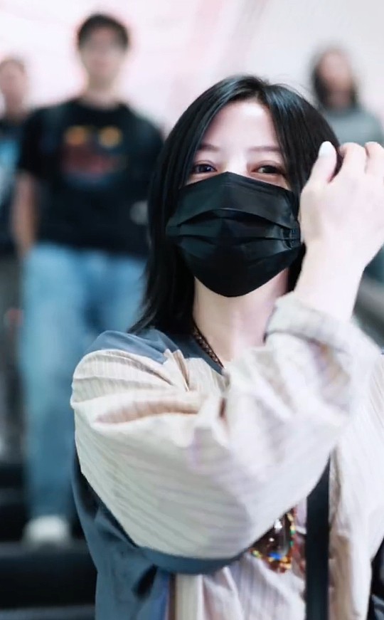 Triệu Vy tại sân bay. Ảnh: Weibo