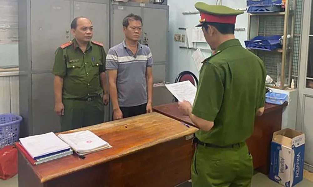 Công an bắt khẩn cấp với Khánh để điều tra về hành vi gây rối trật tự công cộng. Ảnh: CA