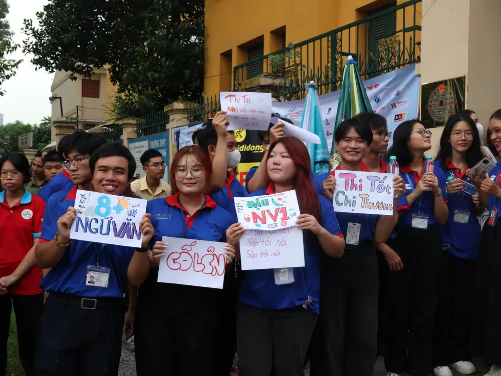 Những slogan dễ thương của các tình nguyện viên ở điểm thi tốt nghiệp THPT. Ảnh: LONG VŨ
