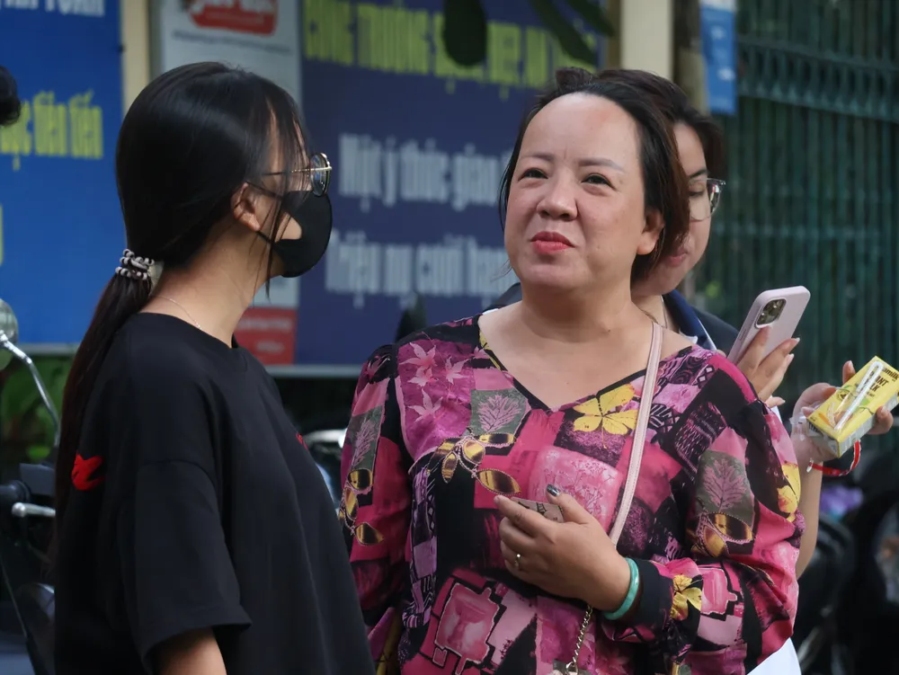 Mẹ tâm sự và dặn dò con gái trước khi bước vào phòng thi. Ảnh: LONG VŨ
