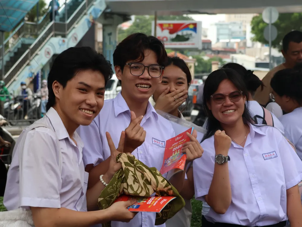 Các thí sinh phấn khích sau khi hoàn thành tốt bài thi. Ảnh: LONG VŨ