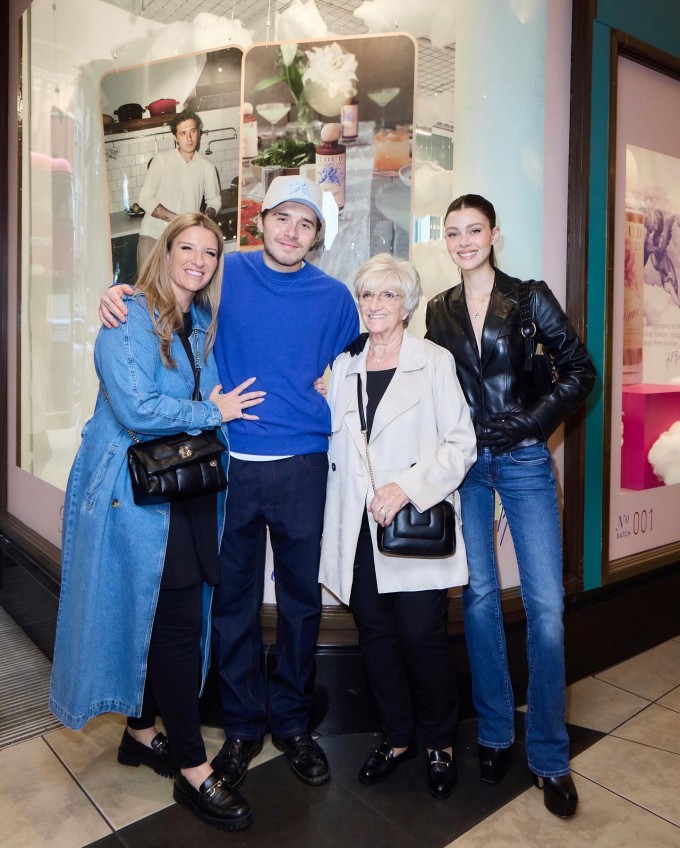 Vợ chồng Brooklyn bên bà nội Sandra Beckham và cô ruột Joanne Beckham trong buổi quảng bá sản phẩm nước xốt của Brooklyn ở London năm ngoái. Ảnh: Instagram Brooklyn Beckham