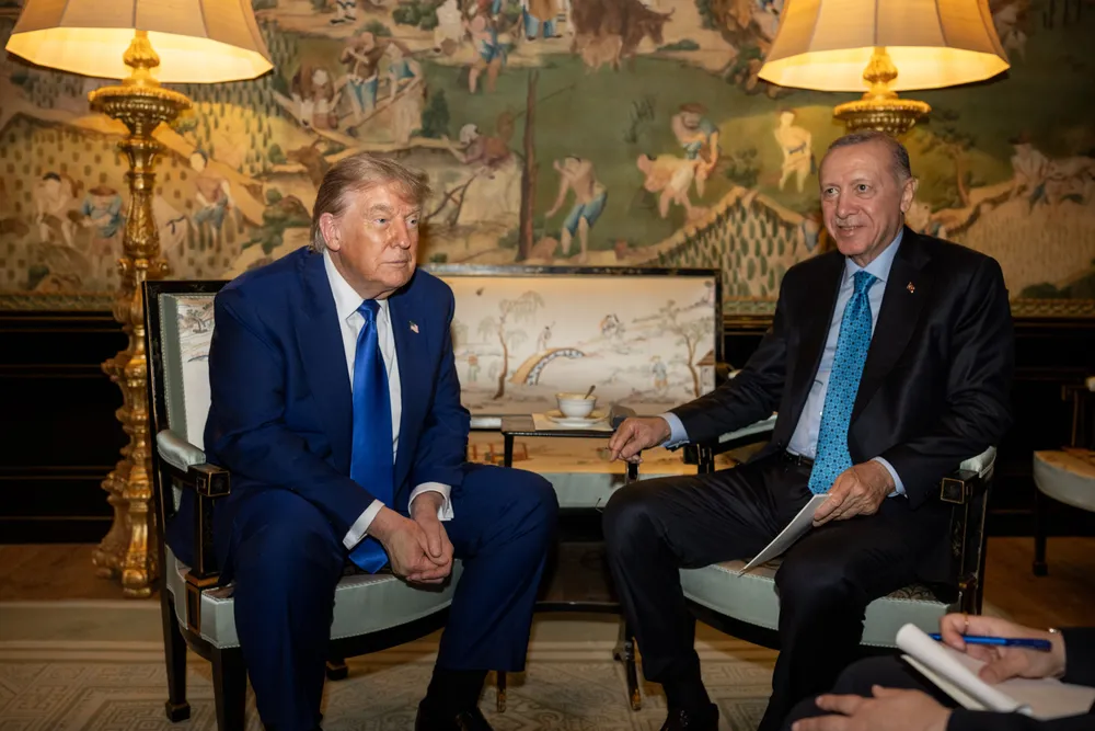 Tổng thống Mỹ Donald Trump (trái) và Tổng thống Thổ Nhĩ Kỳ Recep Tayyip Erdogan tại Hội nghị thượng đỉnh NATO hôm 25-6 tại Hà Lan. Ảnh: WHITE HOUSE
