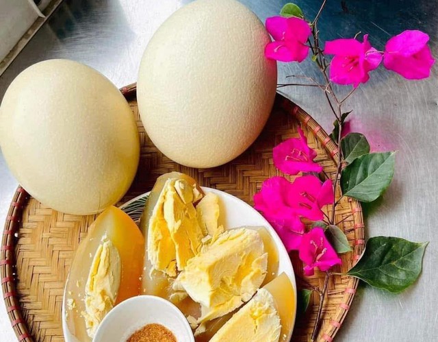 Trứng đà điểu Việt Nam có giá thành rẻ hơn trứng đà điểu Úc. Ảnh: Ngân Nguyễn.