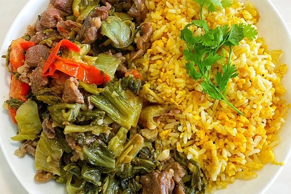 Thành phầm cơm rang dưa bò thơm nức mũi, chuẩn vị.
