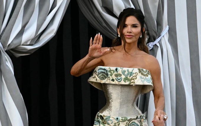 Lauren Sanchez đeo trang sức toàn bằng kim cương, bao gồm cả chiếc nhẫn đính hôn. Ảnh: AP
