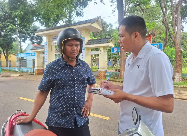 Anh Ksor Wek vừa hoàn thành bài thi cuối cùng vào sáng nay.