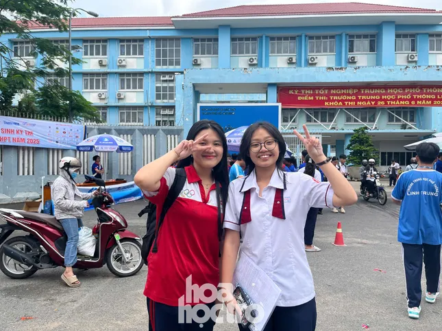 Ngọc Hiền (bên trái) cùng bạn. Ảnh: Ý Lê