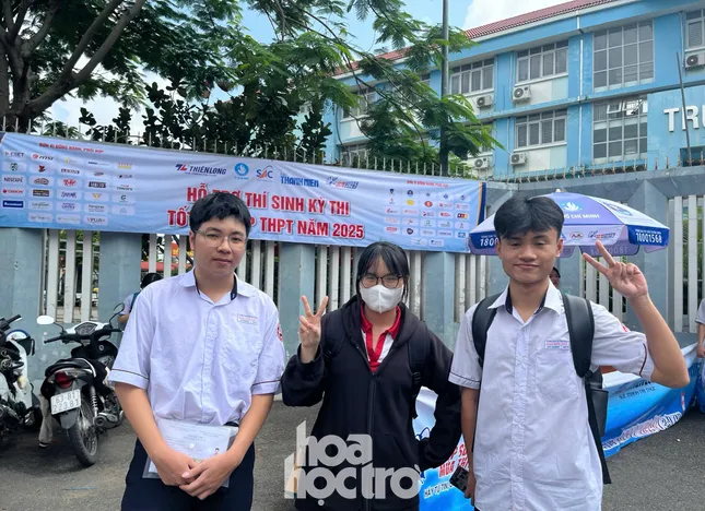 Bạn Lê Hoàng (bên phải) và Duy Dương (bên phải). Ảnh: Ý Lê