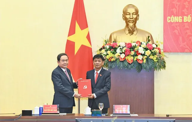 Chủ tịch Quốc hội Trần Thanh Mẫn trao quyết định cho Chủ tịch Hội đồng Dân tộc Lâm Văn Mẫn. Ảnh: Lâm Hiển.