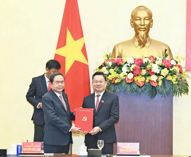 Chủ tịch Quốc hội Trần Thanh Mẫn trao quyết định cho Phó Chủ tịch Thường trực Hội đồng Dân tộc Hoàng Duy Chinh. Ảnh: Lâm Hiển