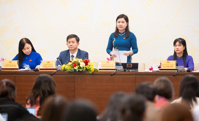 Bà Nguyễn Phương Thuỷ, Phó chủ nhiệm Ủy ban Pháp luật và Tư pháp trả lời báo chí. Ảnh: Phạm Thắng