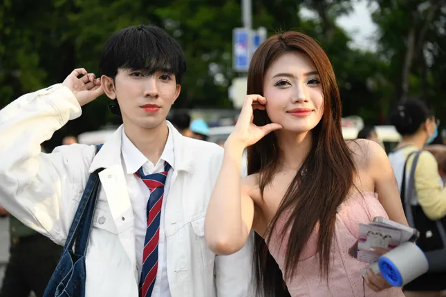 Hai khán giả check-in trước khu vực sân khấu.