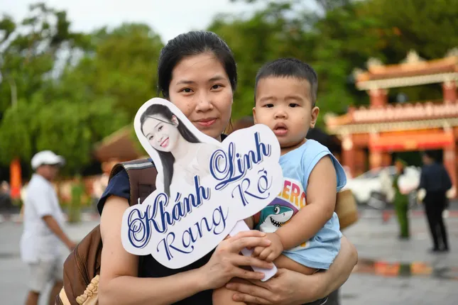 Người thân của thí sinh Lê Hoàng Khánh Linh di chuyển gần 20 tiếng từ Tuyên Quang vào Huế. Gia đình nhắn nhủ Khánh Linh tự tin, rạng rỡ để chinh phục ngôi vị cao nhất.