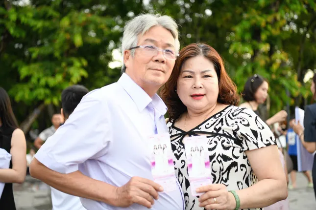 Đêm chung kết Hoa hậu Việt Nam 2024 diễn ra từ 20h tối 27/6 tại sân khấu mặt nước, khu vực bia Quốc học Huế (TP Huế) và được truyền hình trực tiếp trên kênh VTV8 - Đài Truyền hình Việt Nam, FPT Play, báo Tiền Phong điện tử và các nền tảng số của báo Tiền Phong , công ty CP Hoàng Thành Media.