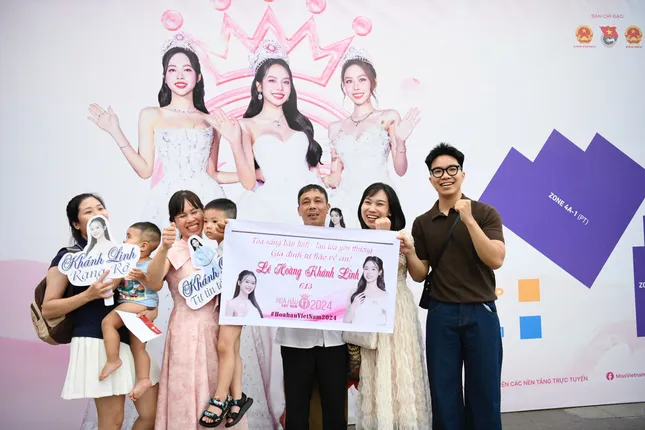 Người nhà thí sinh và khán giả bày tỏ choáng ngợp trước quy mô của sân khấu, kỳ vọng đêm thi tìm ra người kế nhiệm xứng đáng của hoa hậu Huỳnh Thị Thanh Thủy.