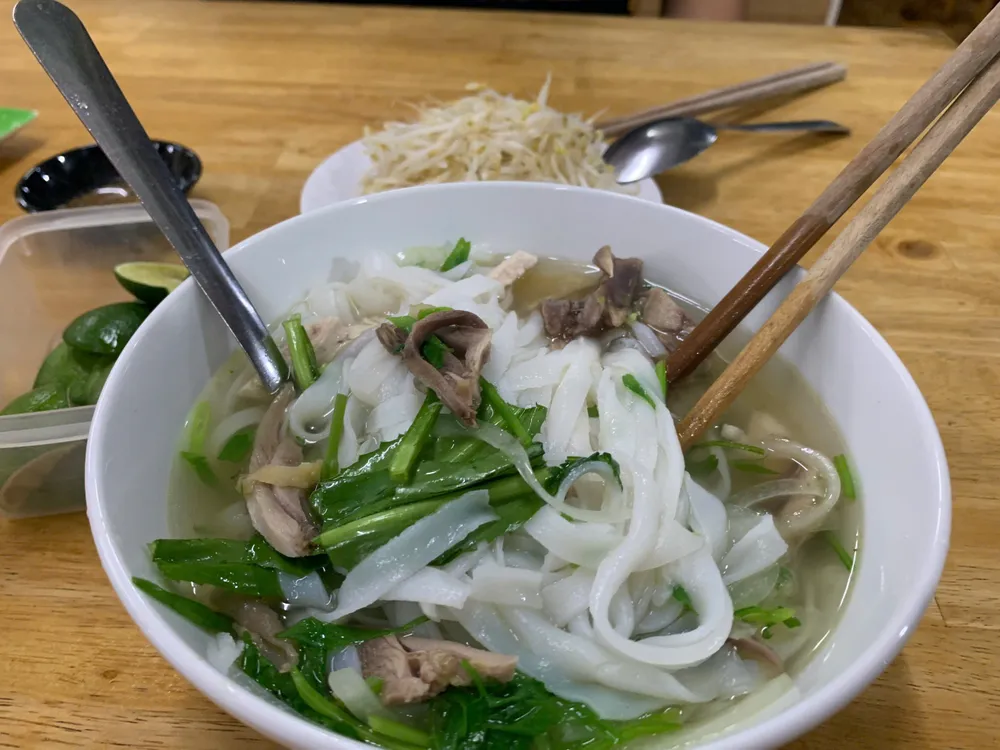 Việc bỏ bữa sáng có thể gây ra nhiều hệ lụy cho sức khỏe, từ thay đổi tâm trạng, cáu kỉnh, đến việc bỏ lỡ các dưỡng chất thiết yếu và tăng cảm giác thèm ăn vào cuối ngày. Ảnh: PHƯƠNG LÊ.
