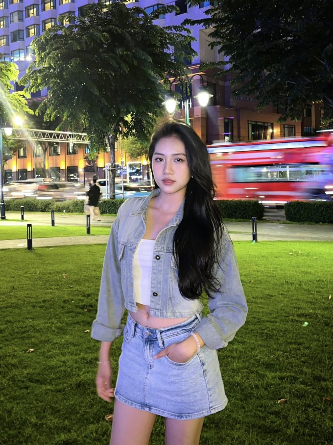 Trong các hoạt động thường ngày, cô hay diện trang phục hiện đại, cá tính nhưng không kém phần quyến rũ với đồ jean, áo croptop hay chân váy ngắn.
