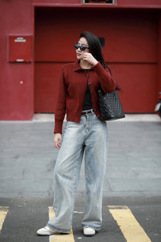 Cô phối quần ống suông với cardigan và sneakers trong một lần xuống phố.