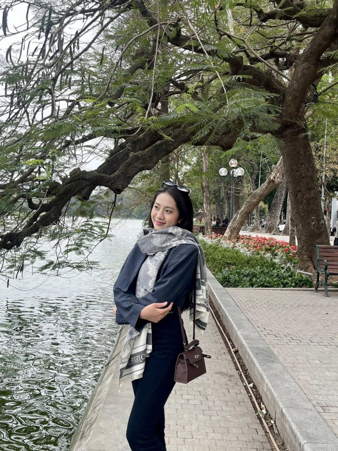 Trong vòng phỏng vấn kín với ban giám khảo, cô được nhận xét là con ngoan trò giỏi với thành tích học tập xuất sắc, năng nổ hoạt động ngoại khóa. Cô cũng tích cực giúp đỡ các em bé người đồng bào là học sinh của bố mẹ tại quê nhà.