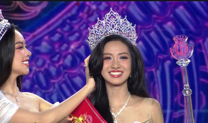 Hoa hậu Thanh Thủy trao vương miện cho tân hoa hậu Hà Trúc Linh.