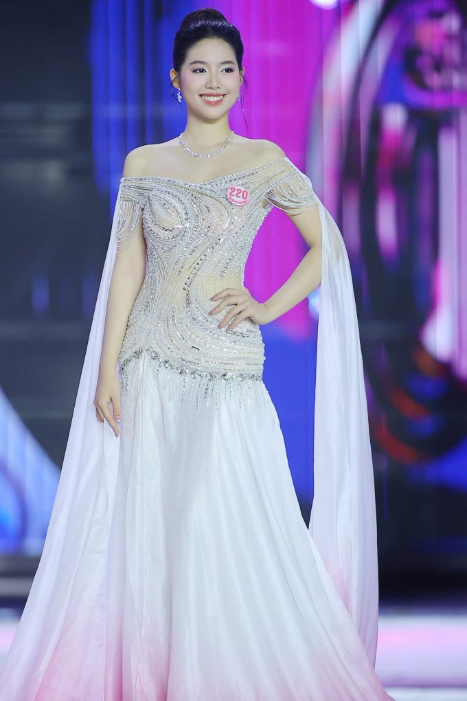 Á hậu 1 Châu Anh.